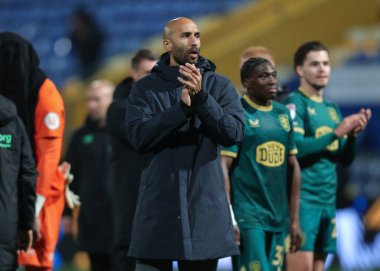 Lee Grant Huddersfield Town teknik direktörü, 22 Kasım 2025 'te Mansfield Town ile Huddersfield Town arasındaki Sky Bet Ligi 1 maçının son düdüğü çaldıktan sonra taraftarları alkışlıyor.