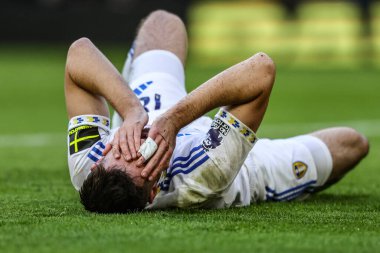 Leeds United takımından Anton Stach, 23 Kasım 2025 tarihinde İngiltere 'nin Leeds kentinde oynanan Premier League maçında Leeds United ile Aston Villa maçında kaleye doğru ilerledikten sonra sakatlandı.