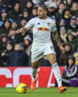 Leeds United 'dan Noah Okafor Premier League maçı sırasında Leeds United, Aston Villa' ya karşı Elland Road, Leeds, İngiltere, 23 Kasım 2025
