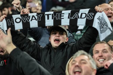 Newcastle taraftarları, Premier League maçı Newcastle United 'ın Manchester City' e karşı St. James 's Park, Newcastle, İngiltere' de 21 Kasım 2025 'te kazandığı galibiyeti kutluyorlar.