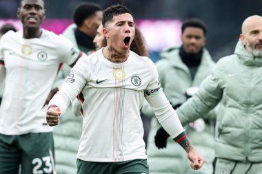Chelsea 'den Enzo Fernandez, 22 Kasım 2025' te İngiltere 'nin Burnley kentinin Turf Moor kentinde oynanan Premier Lig karşılaşmasında kazandığı 0-2' lik galibiyeti kutladı.