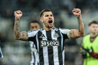 Newcastle Untied takımından Bruno Guimaraes, 21 Kasım 2025 tarihinde İngiltere 'nin Newcastle kentindeki St. James' s Park 'ta oynanan Premier League karşılaşmasında taraftarlarıyla galibiyeti kutluyor.