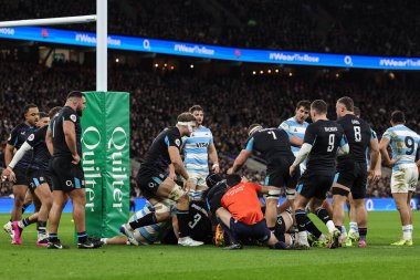 İngiltere, 23 Kasım 2025 tarihinde Twickenham, İngiltere 'deki Allianz Stadyumu' nda oynanan 2025 numaralı Quilter Nations Serisi maçında Arjantin 'in gol çizgisini geçmesini engelledi.