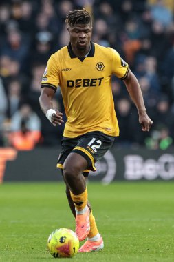 Wolverhampton Wanderers takımından Emmanuel Agbadou, 22 Kasım 2025 tarihinde Wolverhampton, Wolverhampton 'da oynanan Premier League maçında topu aldı.