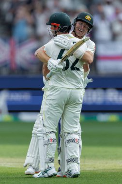 Avustralya 'nın Travis Başkanı, 22 Kasım 2025' te Avustralya 'nın Perth Stadyumu' nda oynanan NRMA Sigorta Külleri Birinci Sınav Günü 2 Avustralya - İngiltere maçında bir yüzyıl gol attıktan sonra takım arkadaşı tarafından tebrik edildi.