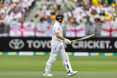 İngiltere 'den Joe Root, 22 Kasım 2025' te Avustralya 'nın Optus Stadyumu' nda oynanan NRMA Sigorta Külleri Birinci Sınav Günü 'nde serbest bırakıldı.