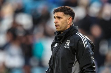 Aston Villa 'dan Emiliano Martnez Premier Lig maçında ısınma turunda Leeds United, Aston Villa' ya karşı Elland Road, Leeds, İngiltere, 23 Kasım 2025