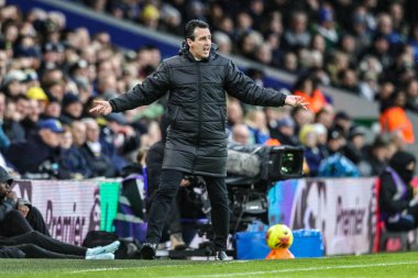 Aston Villa 'nın Unai Emery teknik direktörü takımına Premier Lig maçında Leeds United ile Aston Villa arasında 23 Kasım 2025' te Leeds, İngiltere 'de oynanan Elland Road, Leeds maçında talimat verir.
