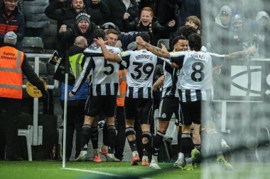 Newcastle Untie 'den Harvey Barnes, Premier League maçı Newcastle United' ın Manchester City 'e karşı oynadığı 21 Kasım 2025' te St.James 's Park, Newcastle' da 2-1 kazanma hedefini kutluyor.
