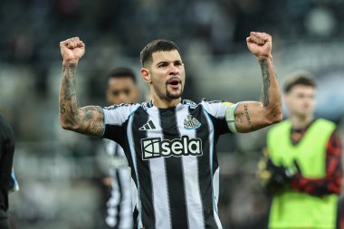 Newcastle Untied takımından Bruno Guimaraes, 21 Kasım 2025 tarihinde İngiltere 'nin Newcastle kentindeki St. James' s Park 'ta oynanan Premier League karşılaşmasında taraftarlarıyla galibiyeti kutluyor.