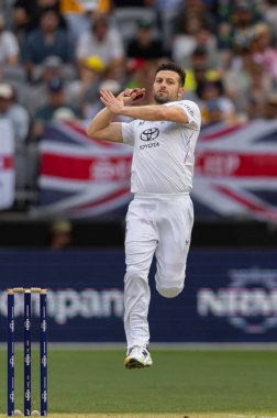 İngiltere 'den Mark Wood, 22 Kasım 2025' te Avustralya 'nın Optus Stadyumu' nda oynanan NRMA Sigorta Külleri 2. Test Günü 'nde İngiltere' ye karşı oynuyor.