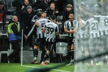 Newcastle Untie 'den Harvey Barnes, Premier League maçı Newcastle United' ın Manchester City 'e karşı oynadığı 21 Kasım 2025' te St.James 's Park, Newcastle' da 2-1 kazanma hedefini kutluyor.