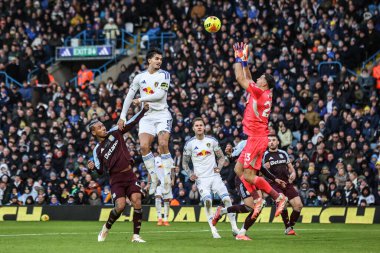 Aston Villa takımından Emiliano Martnez, Premier Lig maçında Leeds United ile Aston Villa arasında 23 Kasım 2025 'te Leeds, İngiltere' de oynanan Elland Road, Leeds maçında topu toplar.