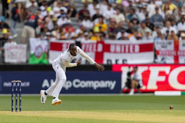 İngiltere 'den Jofra Archer, 22 Kasım 2025' te Avustralya 'nın Optus Stadyumu' nda NRMA Sigorta Külleri Birinci Sınav Günü 2 Avustralya 'ya karşı İngiltere maçında bowling oynuyor.