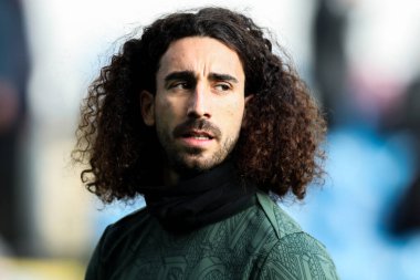 Chelsea 'den Marc Cucurella Premier Lig karşılaşması öncesinde ısınıyor Burnley Chelsea' ye karşı Turf Moor, Burnley, İngiltere, 22 Kasım 2025