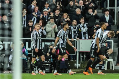 Newcastle Untie 'den Harvey Barnes, Premier League maçı Newcastle United ile Manchester City maçında 21 Kasım 2025' te St. James 's Park, Newcastle' da 1-0 kazanma hedefini kutluyor.