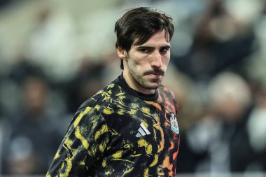 Newcastle 'dan Sandro Tonali Premier Lig maçı Newcastle United' ın Manchester City 'e karşı St. James' s Park, Newcastle, İngiltere 'de 21 Kasım 2025' de oynanan maçta maç öncesi ısınma maçında Untie 'yi yendi.