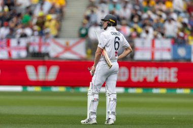 İngiltere 'den Zak Crawley, 22 Kasım 2025' te Perth, Avustralya 'daki Optus Stadyumu' nda NRMA Sigorta Külleri Birinci Sınav Günü 2 Avustralya 'ya karşı İngiltere' de DRS 'nin kararını beklerken görülüyor.