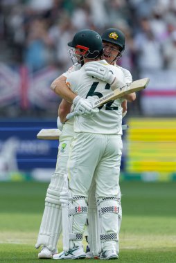 Avustralya 'nın Travis Başkanı, 22 Kasım 2025' te Avustralya 'nın Perth Stadyumu' nda oynanan NRMA Sigorta Külleri Birinci Sınav Günü 2 Avustralya - İngiltere maçında bir yüzyıl gol attıktan sonra takım arkadaşı tarafından tebrik edildi.