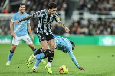 Newcastle Untie 'den Sandro Tonali ve Manchester City' den Jeremy Doku Premier League maçı sırasında Manchester City ile St. James 's Park, Newcastle, İngiltere' de 21 Kasım 2025 'de karşı karşıya geldiler.