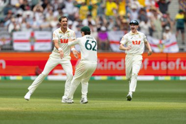 Avustralyalı Mitch Starc, 22 Kasım 2025 'te Avustralya' nın Optus Stadyumu 'nda oynanan NRMA Sigorta Külleri Birinci Sınav Günü' nde gol attıktan sonra takım arkadaşları tarafından tebrik edildi.