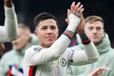 Chelsea 'den Enzo Fernandez, 22 Kasım 2025' te İngiltere 'nin Burnley kentinin Turf Moor kentinde oynanan Premier Lig karşılaşmasında kazandığı 0-2' lik galibiyeti kutladı.