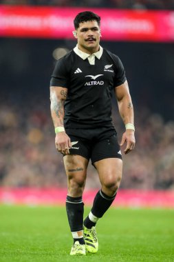 Yeni Zelandalı Duplessis Kirifi, 22 Kasım 2025 tarihinde İngiltere 'nin Cardiff kentindeki Principality Stadyumu' nda oynanan Galler - Yeni Zelanda maçı sırasında