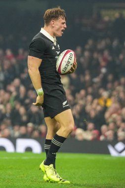 Yeni Zelandalı Ruben Love, 22 Kasım 2025 tarihinde İngiltere 'nin Cardiff kentindeki Principality Stadyumu' nda oynanan Galler - Yeni Zelanda maçı sırasında takımına gol atmasını kutluyor.