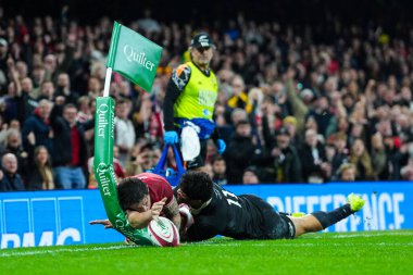 Galler 'den Louis Rees-Zammit, 22 Kasım 2025 tarihinde İngiltere' nin Cardiff kentindeki Principality Stadyumu 'nda oynanan Galler-Yeni Zelanda maçında Quilter Nations 2025 maçında gol atmak için dalıyor.