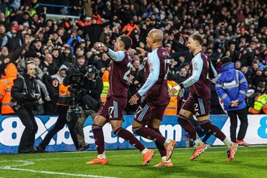 Aston Villa 'dan Morgan Rogers, Premier Lig maçı Leeds United ile Aston Villa maçında 23 Kasım 2025' te Leeds, İngiltere 'deki Elland Road' da 1-2 'lik galibiyetini kutluyor.