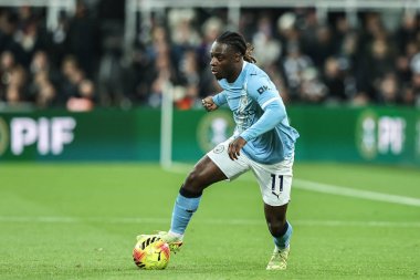 Manchester City 'den Jeremy Doku, Premier Lig maçı Newcastle United' ın Manchester City 'e karşı St. James' s Park, Newcastle, 21 Kasım 2025 'te oynanan karşılaşmasında topu aldı.