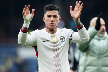 Chelsea 'den Enzo Fernandez, 22 Kasım 2025' te İngiltere 'nin Burnley kentinin Turf Moor kentinde oynanan Premier Lig karşılaşmasında kazandığı 0-2' lik galibiyeti kutladı.