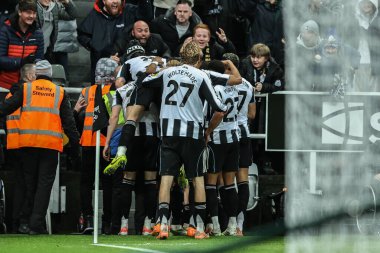 Newcastle Untie 'den Harvey Barnes, Premier League maçı Newcastle United' ın Manchester City 'e karşı oynadığı 21 Kasım 2025' te St.James 's Park, Newcastle' da 2-1 kazanma hedefini kutluyor.