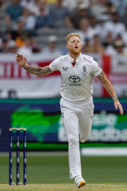 İngiltere 'den Ben Stokes (c), 22 Kasım 2025' te Avustralya 'nın Optus Stadyumu' nda oynanan NRMA Sigorta Külleri Birinci Sınav Günü 'nde az farkla ıskaladıktan sonra tepki gösterdi.