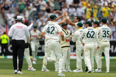 Avustralyalı Mitch Starc, 22 Kasım 2025 'te Avustralya' nın Optus Stadyumu 'nda oynanan NRMA Sigorta Külleri Birinci Sınav Günü' nde gol attıktan sonra takım arkadaşları tarafından tebrik edildi.