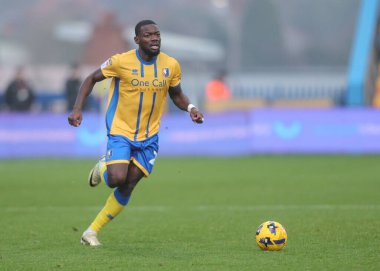 Mansfield Town 'dan Adedeji Oshilaja, 22 Kasım 2025' te Mansfield Town 'a karşı Huddersfield Town' da oynanan Sky Bet Ligi 1 karşılaşmasında topa vuruyor.