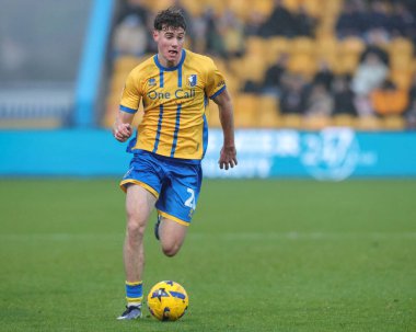 Mansfield Town 'dan Joe Gardner, 22 Kasım 2025' te İngiltere 'nin Mansfield şehrindeki One Call Stadyumu' nda oynanan Mansfield Town - Huddersfield Town maçında topu aldı.