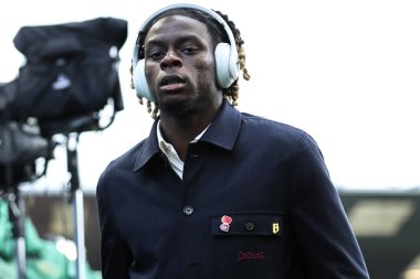 Burnley 'den Loum Tchaouna, 22 Kasım 2025' te Burnley 'nin Chelsea' ye karşı oynadığı Premier League maçı öncesinde stadyuma geldi.