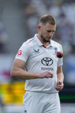 İngiltere 'den Gus Atkinson, 22 Kasım 2025' te Avustralya 'nın Optus Stadyumu' nda Avustralya 'ya karşı oynanan NRMA Sigorta Külleri Birinci Test Günü 2.