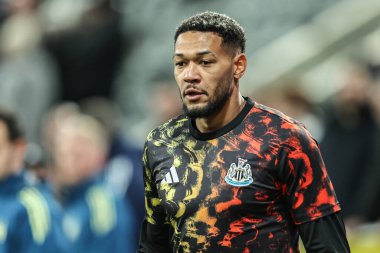 Newcastle 'dan Joelinton Premier Lig karşılaşmasında maç öncesi ısınma oturumunda St.James' s Park, Newcastle, İngiltere 'de Newcastle United' a karşı Newcastle, 21 Kasım 2025