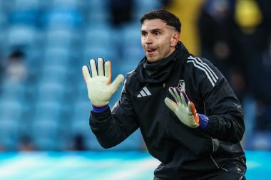 Aston Villa 'dan Emiliano Martnez Premier Lig maçında ısınma turunda Leeds United, Aston Villa' ya karşı Elland Road, Leeds, İngiltere, 23 Kasım 2025