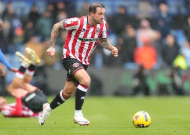 Sheffield United takımından Danny Ings, Sheffield United 'a karşı 23 Kasım 2025' te Hillsborough, İngiltere 'de oynanan Sheffield Wednesday maçında topu düşürüyor.