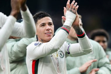 Chelsea 'den Enzo Fernandez, 22 Kasım 2025' te İngiltere 'nin Burnley kentinin Turf Moor kentinde oynanan Premier Lig karşılaşmasında kazandığı 0-2' lik galibiyeti kutladı.
