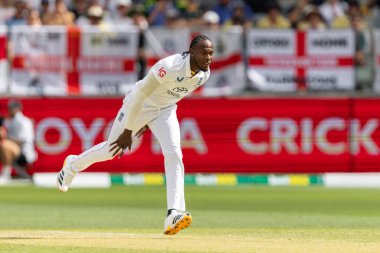 İngiltere 'den Jofra Archer, 22 Kasım 2025' te Avustralya 'nın Optus Stadyumu' nda NRMA Sigorta Külleri Birinci Sınav Günü 2 Avustralya 'ya karşı İngiltere maçında bowling oynuyor.