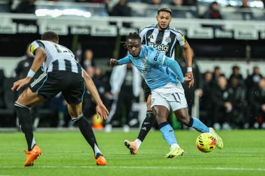 Manchester City 'den Jeremy Doku, Premier League maçı Newcastle United ile Manchester City arasındaki 21 Kasım 2025' te St. James 's Park, Newcastle, İngiltere' de oynanan karşılaşmada topu Manchester City 'den Erling Haaland' a atıyor.