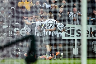 Newcastle Untie 'den Harvey Barnes, Premier League maçı Newcastle United ile Manchester City maçında 21 Kasım 2025' te St. James 's Park, Newcastle' da 1-0 kazanma hedefini kutluyor.