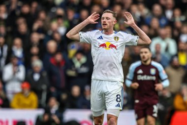 Leeds United takımından Sean Longstaff, 23 Kasım 2025 tarihinde İngiltere 'nin Leeds Road kentinde oynanan Premier League maçında Leeds United ile Aston Villa maçında tepki gösterdi.