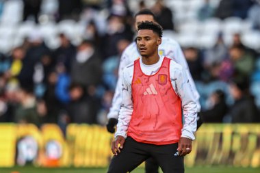 Aston Villa 'dan Ollie Watkins Premier Lig maçında ısınma turunda Leeds United ile Aston Villa Elland Road, Leeds, İngiltere' de karşı karşıya geldiler.