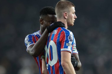 Kristal Saray 'dan Marc Guehi ve Kristal Saray' dan Adam Wharton, 22 Kasım 2025 'te İngiltere' nin Molineux kentinde oynanan Premier League maçında Wolverhampton Wanderers - Crystal Palace maçında penaltı sahasında serbest atış yapmayı planlıyorlar.