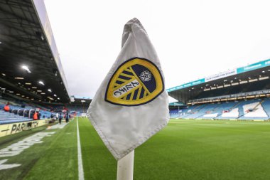 Leeds United, İngiltere 'nin Leeds Road kentinde oynanan Premier League maçı sırasında Leeds United ve Aston Villa' nın köşesindeki bayrak.